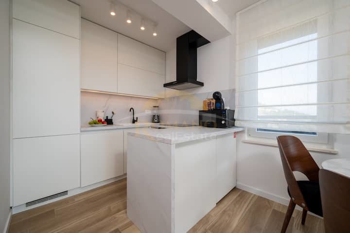 Dvosobni penthouse v Trogirju s strešno teraso